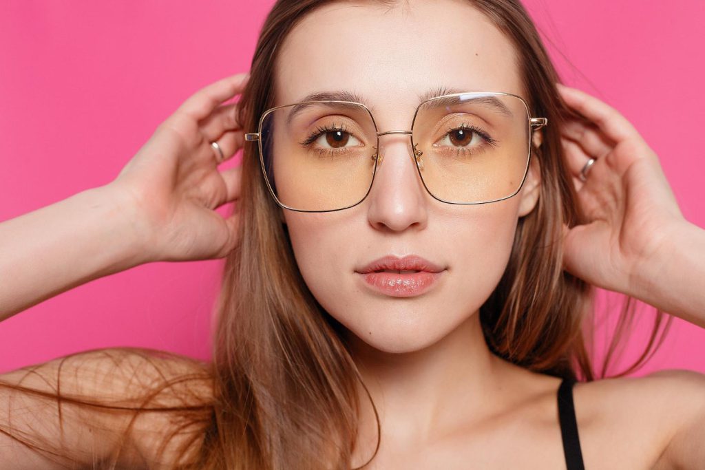 Okulary korekcyjne to nie tylko narzędzie poprawiające wzrok, ale również ważny element naszego stylu i wyraz naszej osobowości