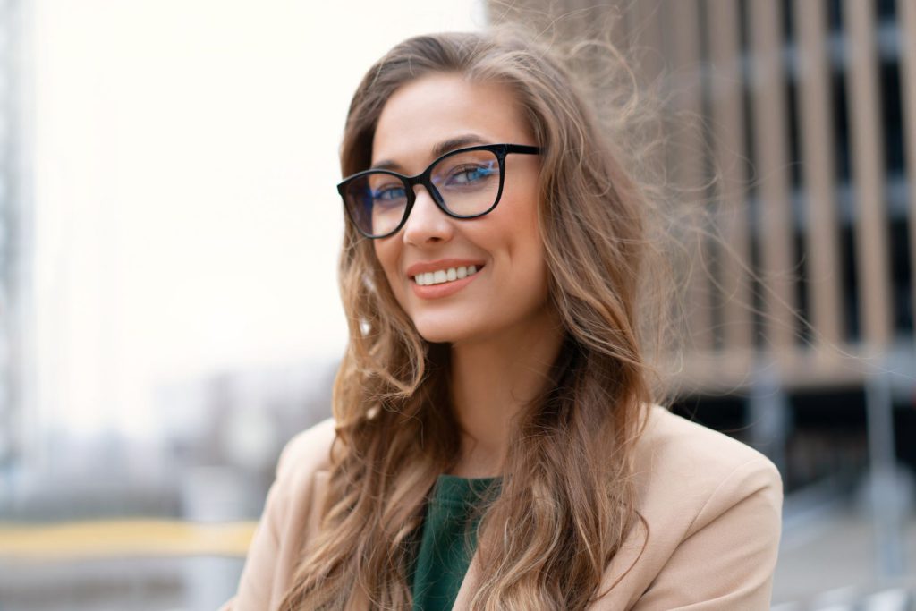 Okulary korekcyjne to nie tylko narzędzie poprawiające wzrok, ale także modowy dodatek, który może podkreślić nasz styl i osobowość