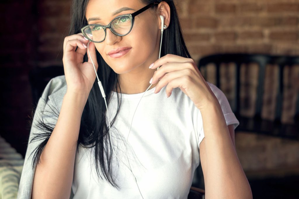 Okulary korekcyjne to nie tylko narzędzie poprawiające wzrok, ale również modny dodatek, który może podkreślić naszą osobowość i styl